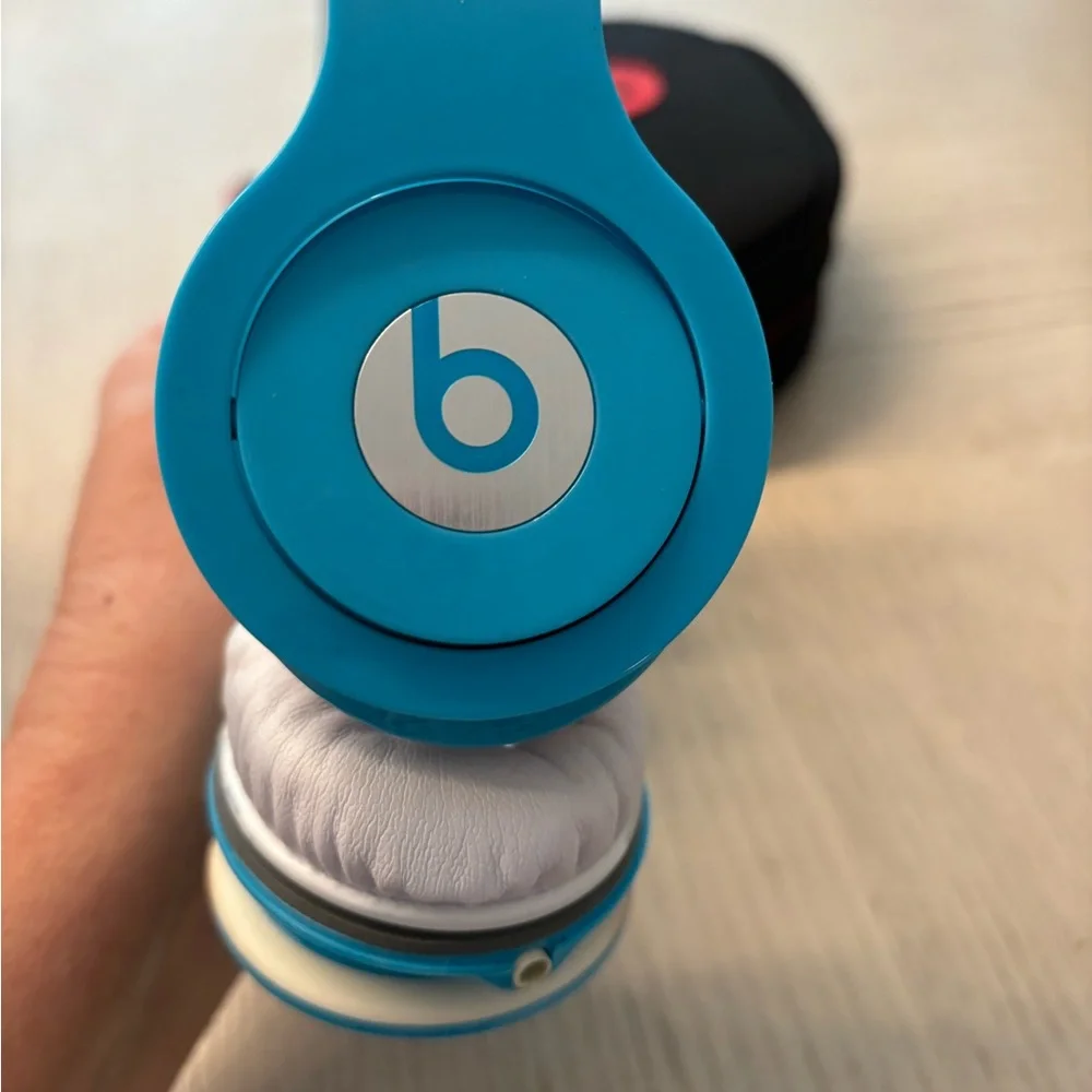 Beats by Dr. Dre Turquoise headset and case. - Picture 6 of 7